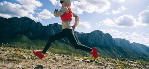 Mentalna siła w ultramaratonie: Techniki, strategie i psychologiczne przygotowanie do przekraczania granic w bieganiu
