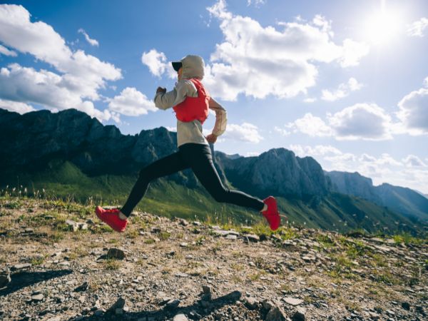 Mentalna siła w ultramaratonie: Techniki, strategie i psychologiczne przygotowanie do przekraczania granic w bieganiu